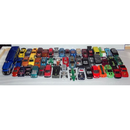 lot de 100 voitures miniatures toutes marques.